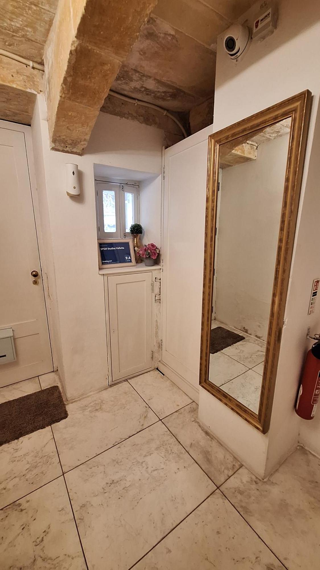 Spqr Apartment *